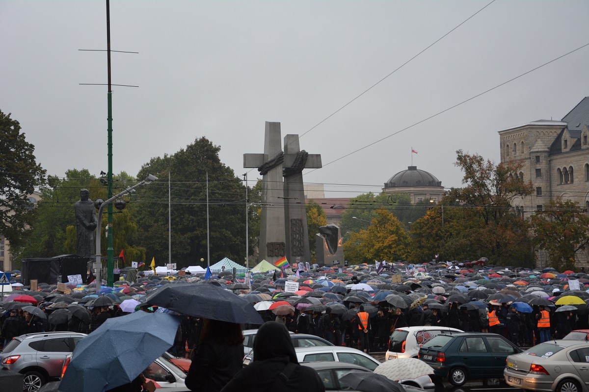 Запрещать аборты после массовых протестов передумали в Польше